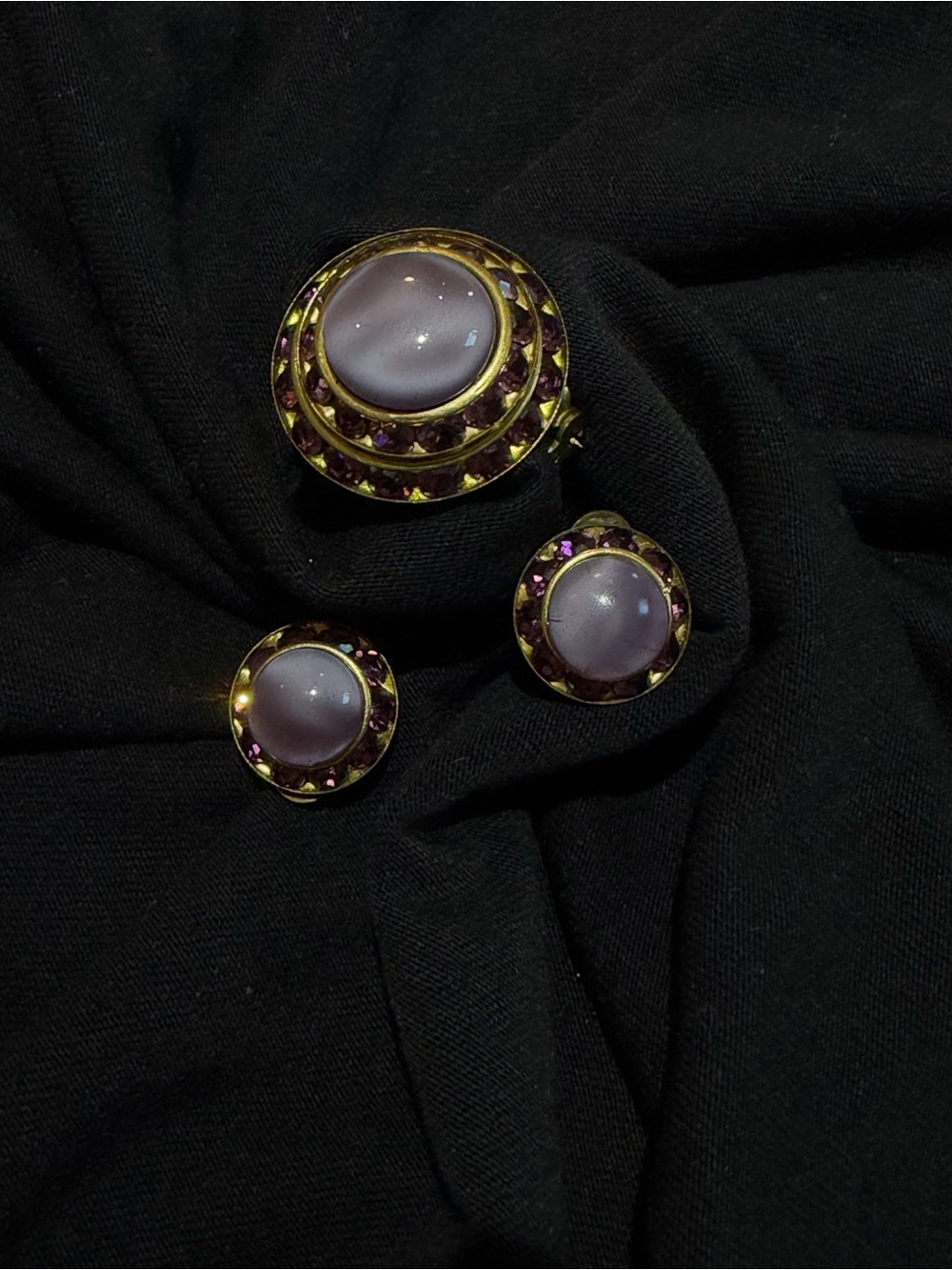Vintage 1950s lavender cabochon brooch & clip-on earrings set. Gold-tone.